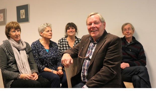 Frans Ekstijn voorgrond, vlnr Leny Kusters, Ans Vos, Lia Peters en Martin Koolen. Patrick van den Berg, Leon van Kan en Anke Mennen zijn afwezig tijdens fotosessie.