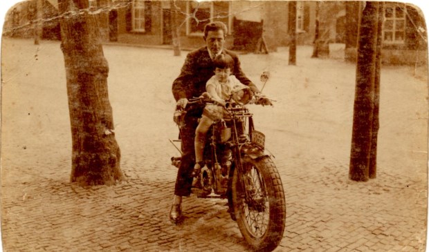 David van Zwanenbergh met zijn dochtertje Betty, rond 1928 in de Marktstraat in Uden (Foto: uit de privécollectie van de familie Stronkhorst, de kinderen van Betty)