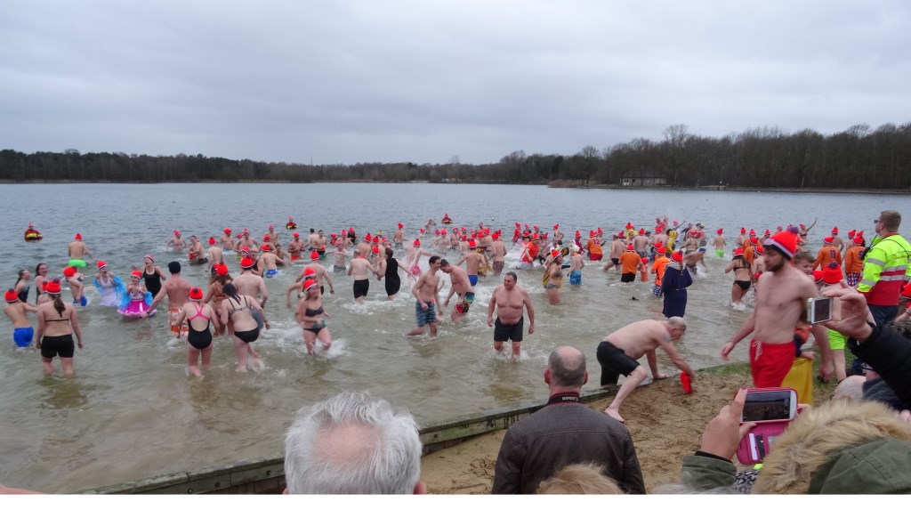 Nieuwjaarsduik in Oss. (Foto: Ineke Voskamp)