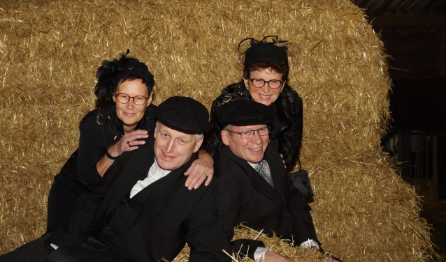 Cor, Sjan, Riny en Maartje gaan er een mooie carnaval van maken.
