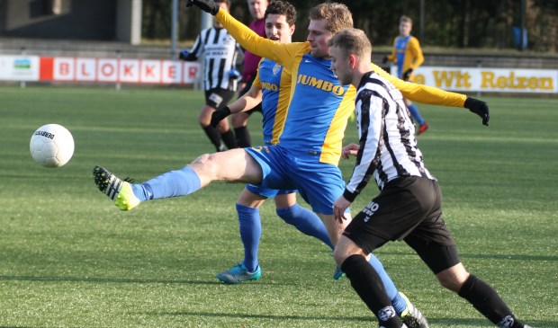 Alexander Mols strekt ver uit tijdens Gemert - Blauw Geel'38