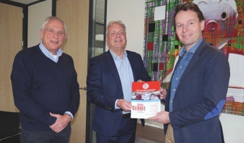 Maarten Gielen, directeur van IBN, ontvangt het verkiezingsprogramma van de PvdA Uden