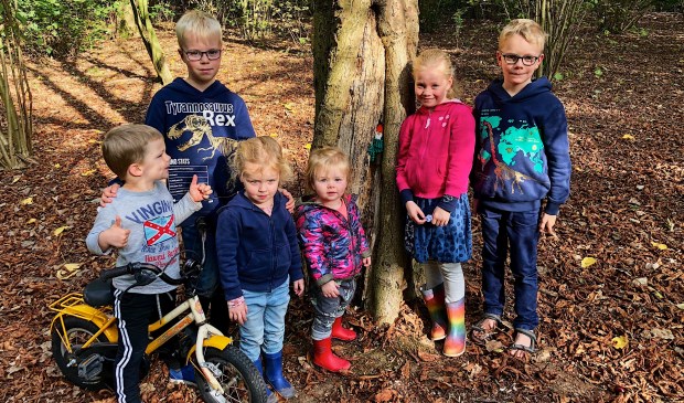 Timo, Hugo, Janne, Yara, Elise en Julius. In de stam van de boom zit een kaboutertje verstopt.