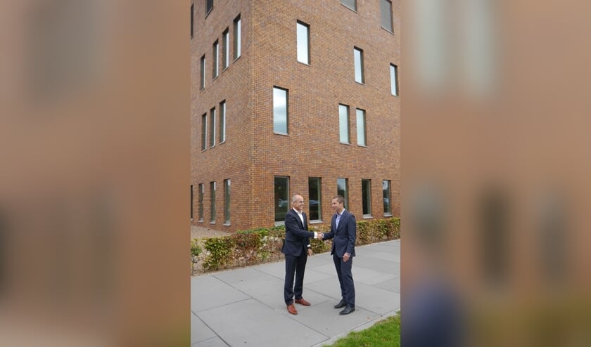 Thuiszorgwinkel Medicura en financieel directeur Joris van de Rijt van Bernhoven ondertekenden het huurcontract.