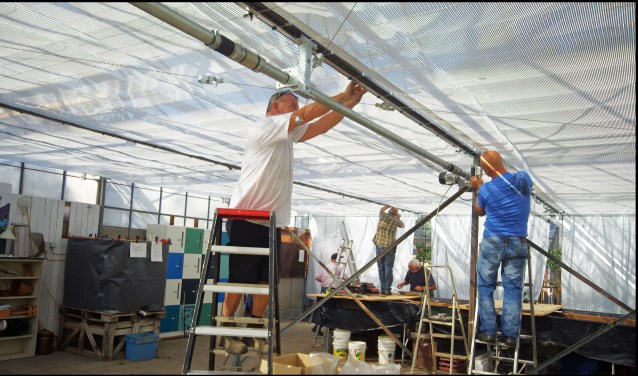 Het schaduwdoek is opgehangen.