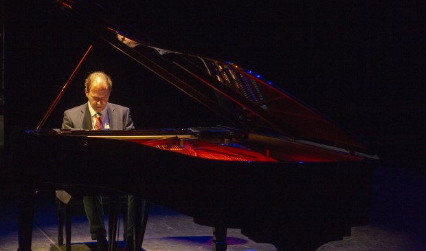 Jochem Geene zit geconcentreerd achter de Steinway D.