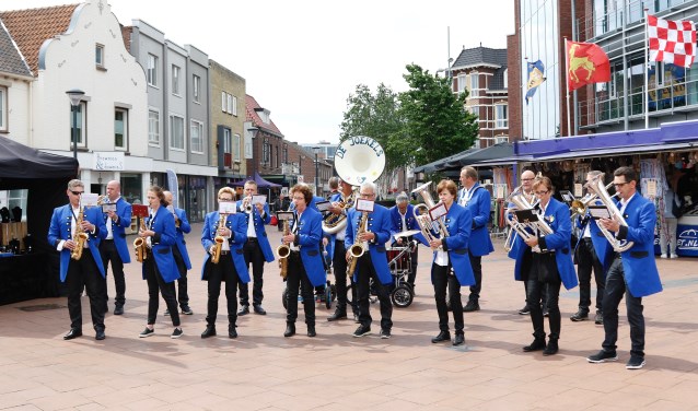 Dweilorkest De Joekels bestaat 35 jaar.