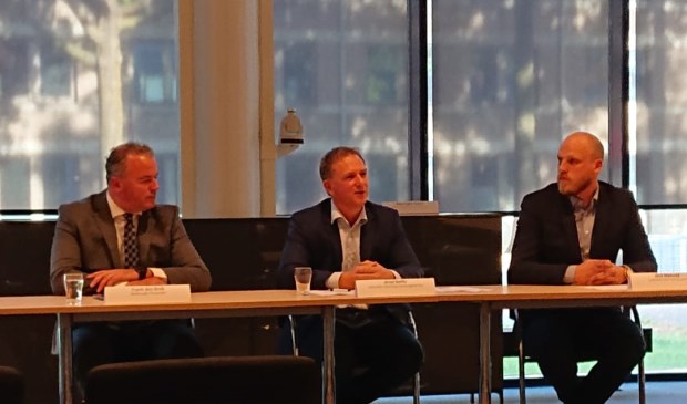 Frank den Brok, Arno Smits en Nick Nietveld tijdens de persbijeenkomst op het gemeentehuis in Oss.