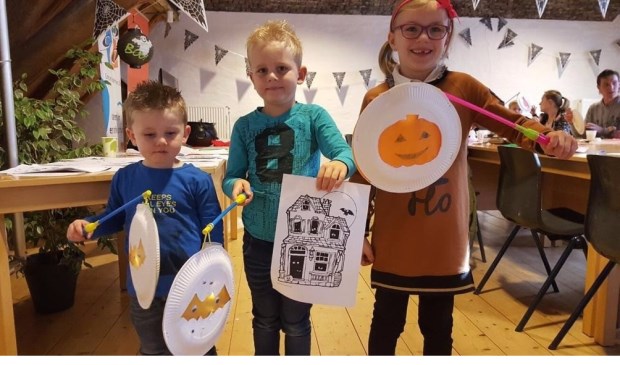 Knutselen voor Halloween.