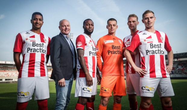 De nieuwe hoofdsponsor op de tenues van TOP Oss.