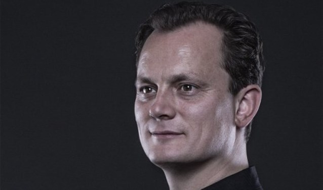 Sander Teepen is de dirigent.