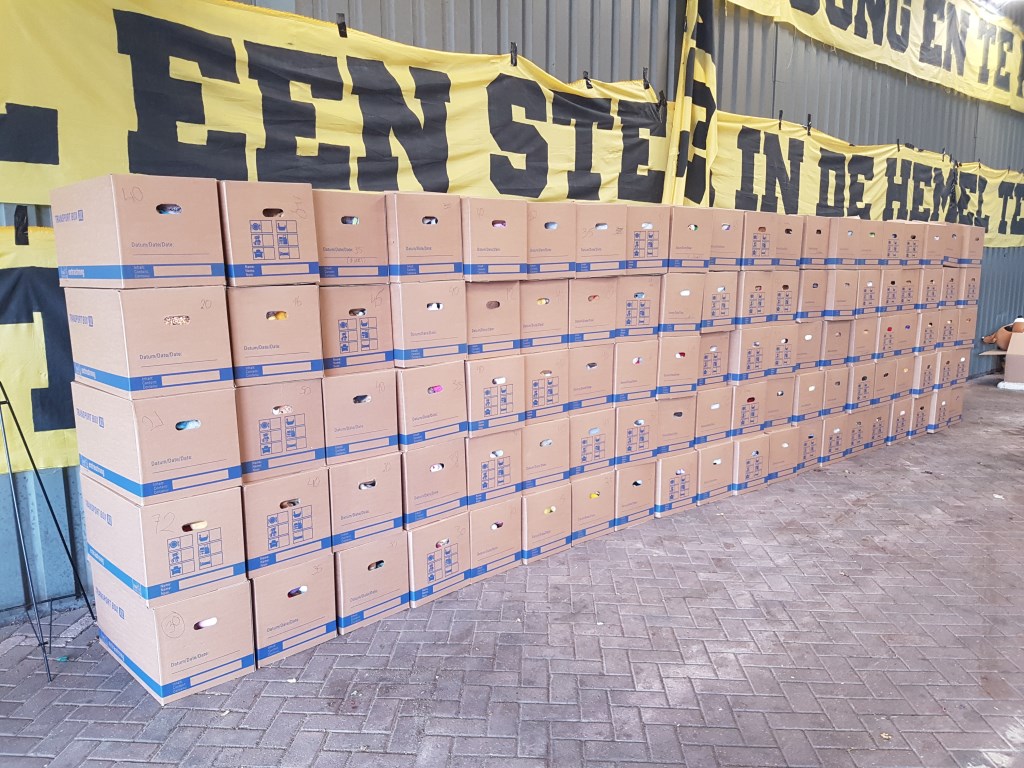 De spullen van het herdenkingsveld in de gemeentewerf.