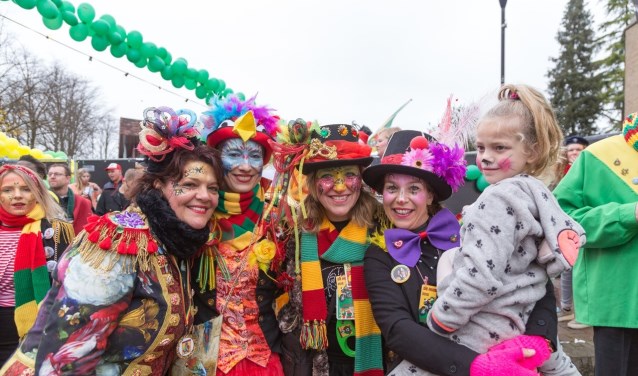 De sfeer was tijdens het Pleinfeest in Overloon opperbest. (foto: Albert Hendriks)