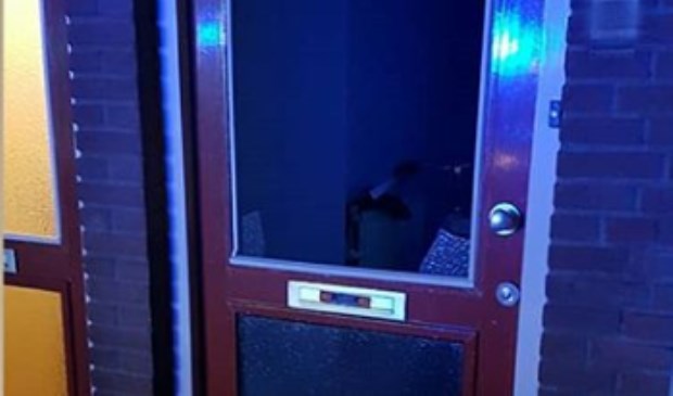 Zwaar vuurwerk (Cobra 6) via brievenbus naar binnen gegooid in woning Zwaluwstraat. (Foto: Instagram wijkagent Oss-Zuid)