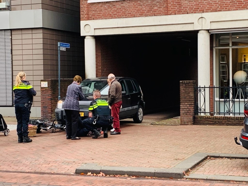 Fietser geschept door auto in Veghel.