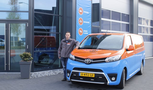 Bart Jonkers bij het gloednieuwe bedrijfspand aan Mandenmakerstraat 5 in Uden.
