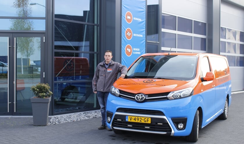 Bart Jonkers bij het gloednieuwe bedrijfspand aan Mandenmakerstraat 5 in Uden.