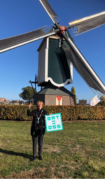 Burgemeester Wobine Buijs-Glaudemans voor molen De Vlijt.