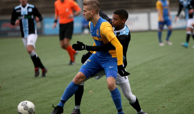 Edwin Huibers in duel met de rappe en handige Omar Ramadani (R)