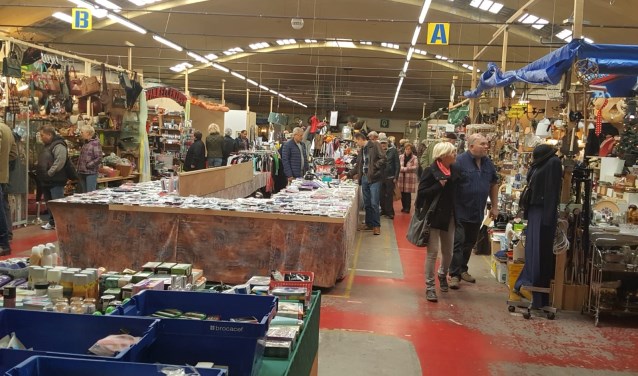 Bedrijvigheid op de Vrije Markt Cuijk. De markt is elke zaterdag van 9.00 tot 16.00 uur geopend.