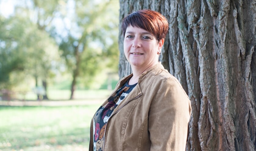 Nicole Geutjes is sinds 1 november actief in de uitvaartzorg. "Ik wil graag dienstbaar zijn, en ben tevreden als de nabestaanden dat zijn." (tekst: Jos Gröniger)