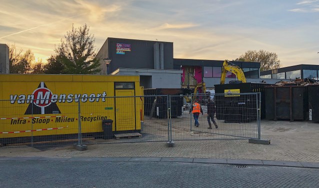 Het oude gebouw van Theater De Blauwe Kei wordt afgebroken.