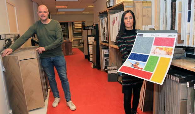 Mark Konings en zijn vrouw in de zaak van Konings Vloeren. (Foto: Hans van der Poel)