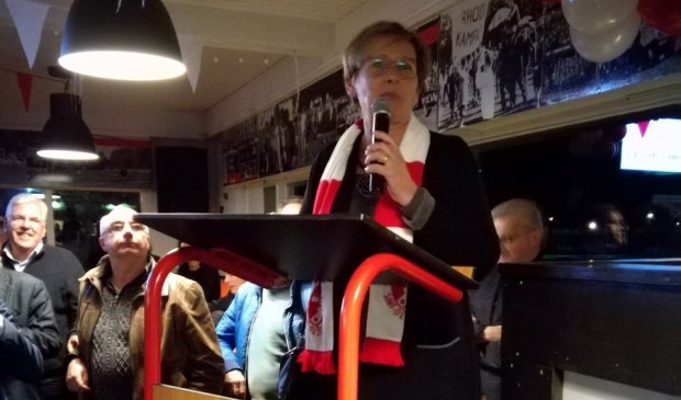 Wethouder Coby van der Pas-van Nuland verricht de opening van de nieuwe kunstgrasvelden van voetbalclub Rhode/Van Stiphout