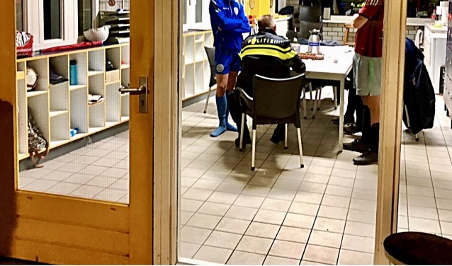 De politie informeert bij twee gedupeerde voetballers naar wat er allemaal is meegenomen.