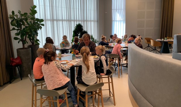 De wethouder at ook gezellig mee met de leerlingen.