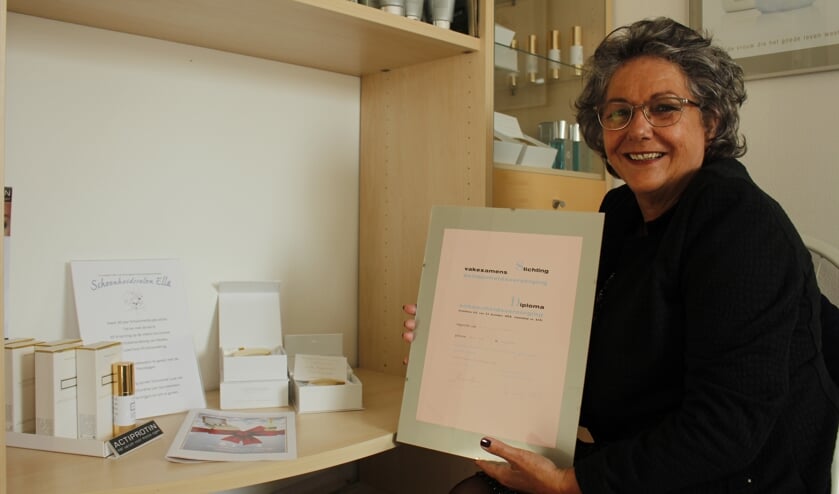 Ella Nillesen met haar diploma van Wieny Wanrooy dat ze op 22 november precies 30 jaar geleden haalde.