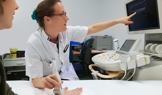 Neuroloog Anke Snijders onderzoekt via echografie of de zenuw in de pols verdikt is.(foto: Maasziekenhuis)