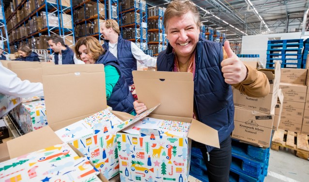 René Froger is druk bezig met het inpakken van de voedselpakketten.