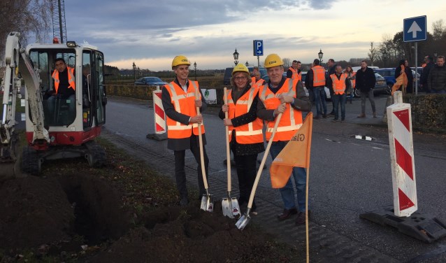 Naast wethouder Van Rooijen staan Lianne van der Aa, wethouder Sint-Michielsgestel en Jos van der Klauw, directeu van Glasvezel buitenaf.