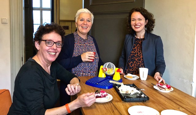 Gerri, Natasja en Annelies van de organisatie genieten van een lekker stukje taart. Maar wat doet die Bingomolen daar...?