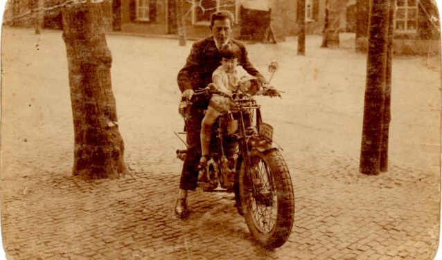 David van Zwanenbergh met zijn dochtertje Betty, rond 1928 in de Marktstraat in Uden (bron: collectie familie Stronkhorst)