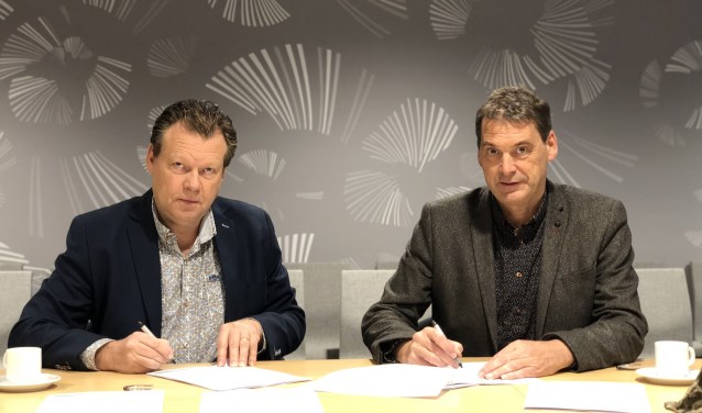 Archiefbeeld: Eus Witlox (wethouder Meierijstad) en Jan van Vucht (Area) tekenen contracten voor de verkoop van bouwgrond in de kern van Veghel.