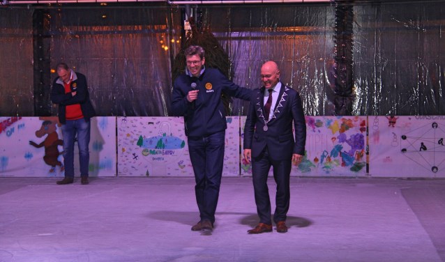 Eric Rath (voorzitter Rotary Meierijstad) en Burgemeester Kees van Rooij tijdens de opening.