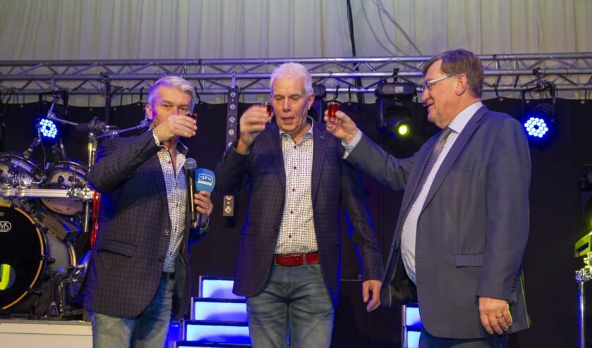De organisatie en burgemeester toostten samen met sponsors en genodigden op de zeventiende editie