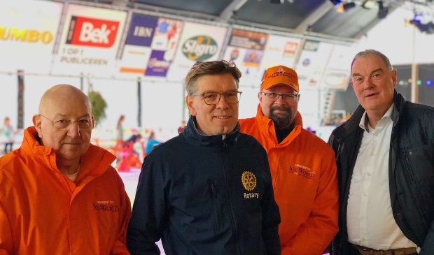 IJsmeester Ad van Dongen, Eric Rath, ijsmeester Wim Holland en Ben van de Meerakker zijn trots op het eindresultaat.