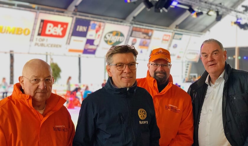 IJsmeester Ad van Dongen, Eric Rath, ijsmeester Wim Holland en Ben van de Meerakker zijn trots op het eindresultaat.