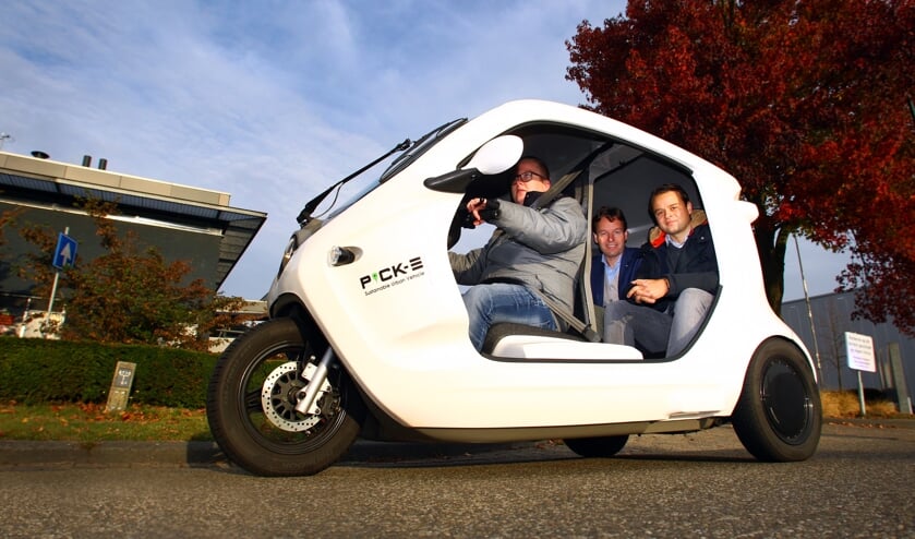 Pick-E, een elektrische drielwieler vervoerd de werknemers over het bedrijventerrein van Veghel.