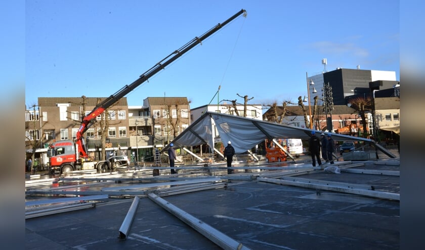 Gisteren werd er hard gewerkt om de tent gereed te maken (foto: Henk Lunenburg)