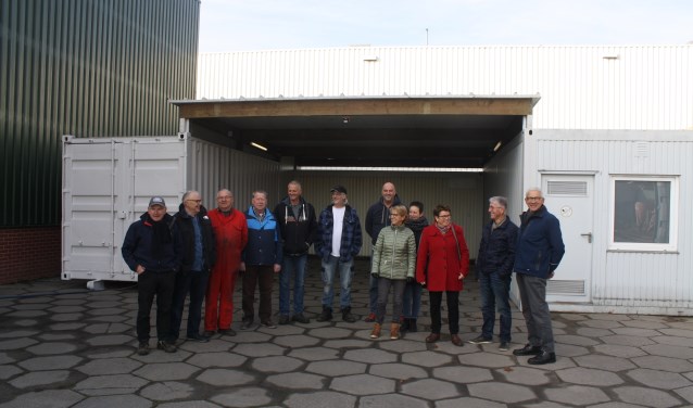 De WensBus is blij met de stallingsplaats bij Tillemans voor de bus. (foto: Rob Vloet)