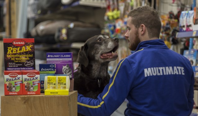 Multimate Gennep heeft producten in het assortiment die het huisdier een minder stressvolle jaarwisseling kunnen bezorgen. "Voor advies staan we klaar", zegt Ingrid Reinten. (foto: Fleur Reinten)