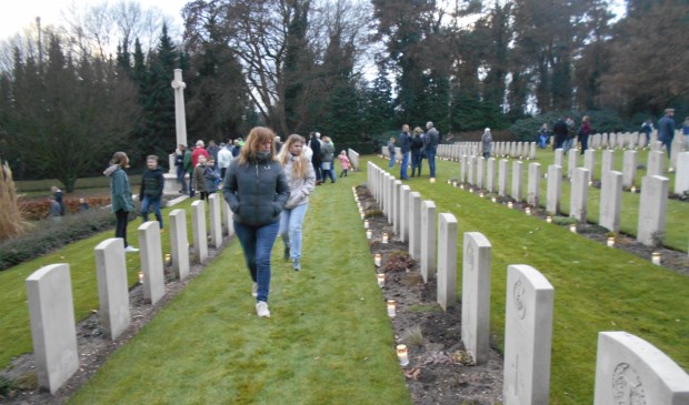 Net zoals op 24 december vorig jaar zullen ook dit jaar op kerstavond op de militaire begraafplaats in Mook kaarsjes branden op de graven van bevrijders die in de Tweede Wereldoorlog in de omgeving zijn gesneuveld.