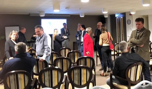 Wethouder Henisch (midden) nodigde alle ondernemers uit voor een gesprek over de toekomst van retail en de vesting Grave (Catharinahof). (foto en tekst Annelies Graafsma)