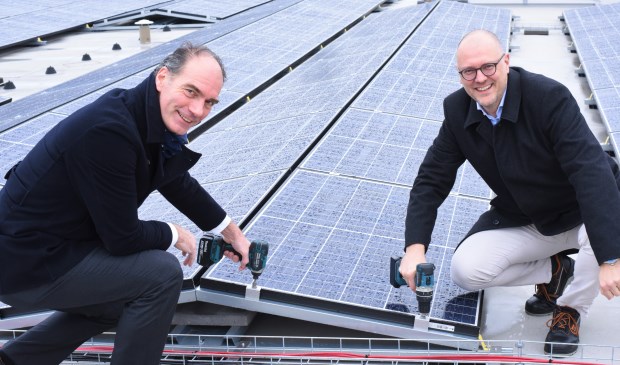 Noud van den Boer en Gideon Overwater schroeven het laatste paneel vast.