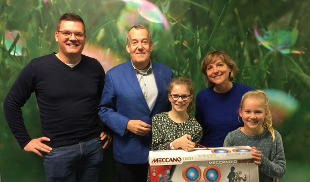 Van links naar rechts: Leraar van de groep 7bh Bernt Hamers, Wethouder Harry van Rooijen, Leerling Pleun van de Wielen, Directrice BS Heijcant Suzanne Jãgers, Leerling Sara Ooms