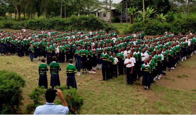 Bij een primary school in Tanzania is gedoneerd voor de aanschaf van schooluniformen